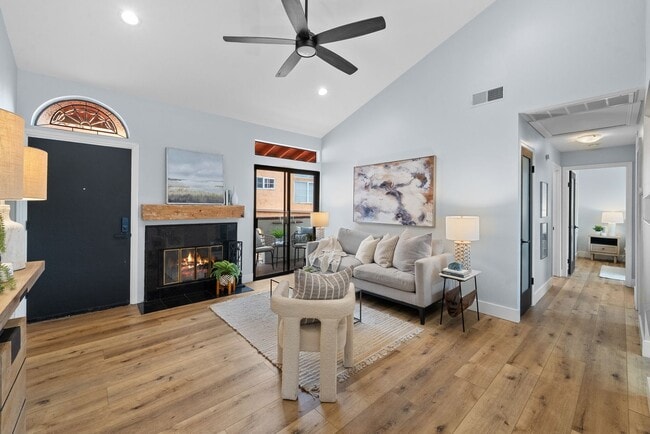 Building Photo - Charming 2 Bedroom 2 Bath In Beautiful Hillcrest