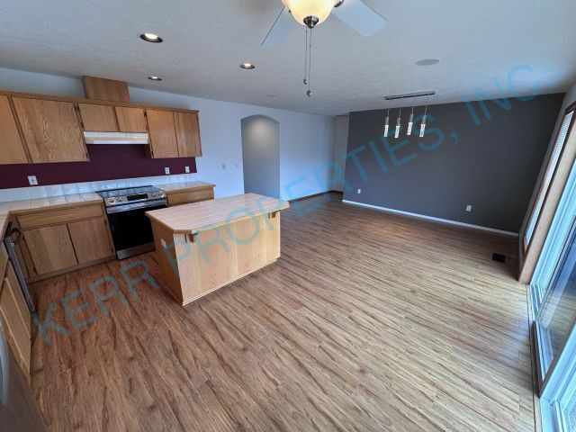 Building Photo - Charming 3-Bed Oasis on SE Sedona Dr - Spa...