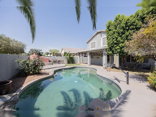 Building Photo - 873 W Tremaine Ave