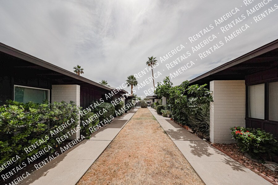 Building Photo - 1450 E Bethany Home Rd