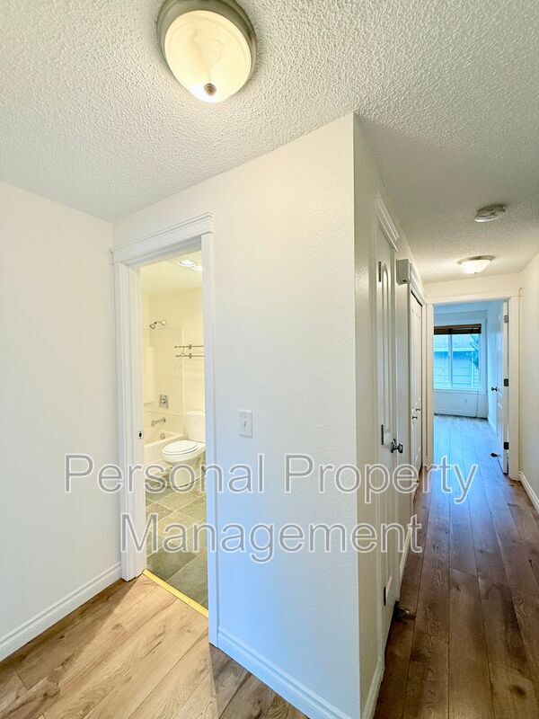 Building Photo - 5413 NE 34th St