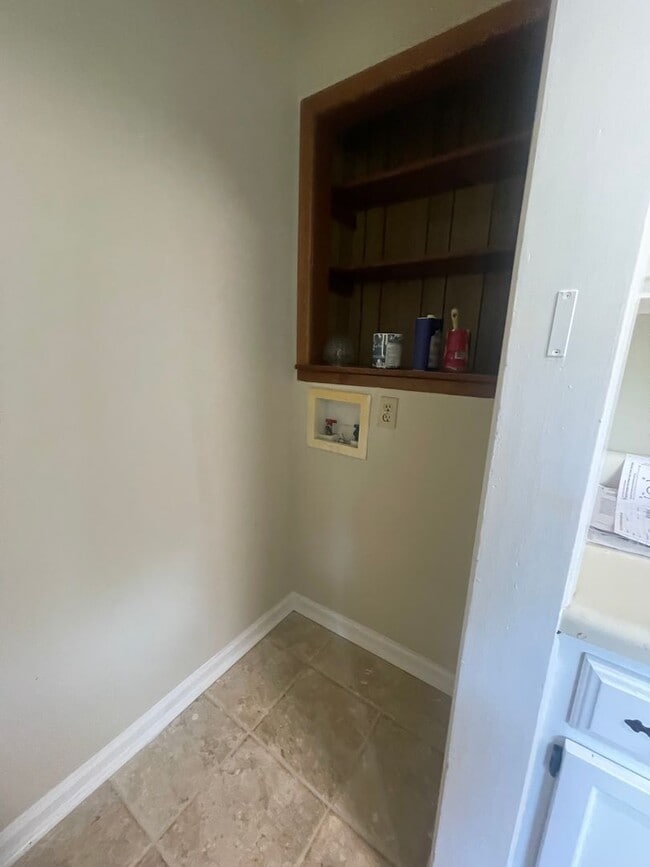 Building Photo - Great Location to Local Amenities