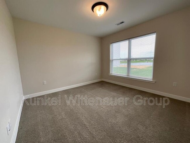 Building Photo - 812 Applewood Creek Dr
