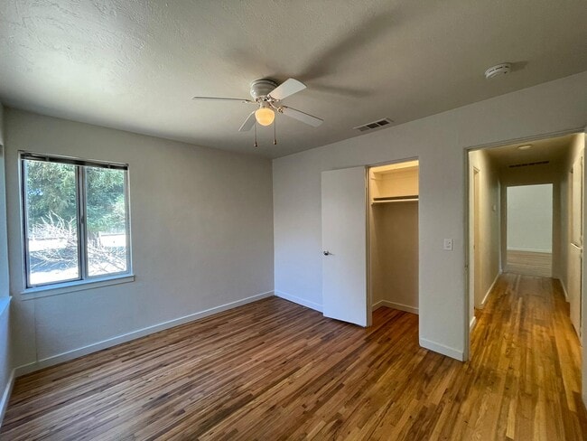 Building Photo - 705 W Roseburg Ave