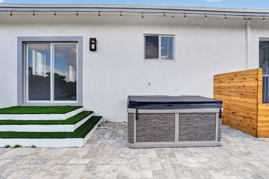 Building Photo - 655 NW 24th Ave