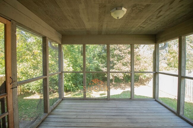 Building Photo - LARGE TOWNHOME CLOSE TO CAMPUS - LOTS OF SPACE!