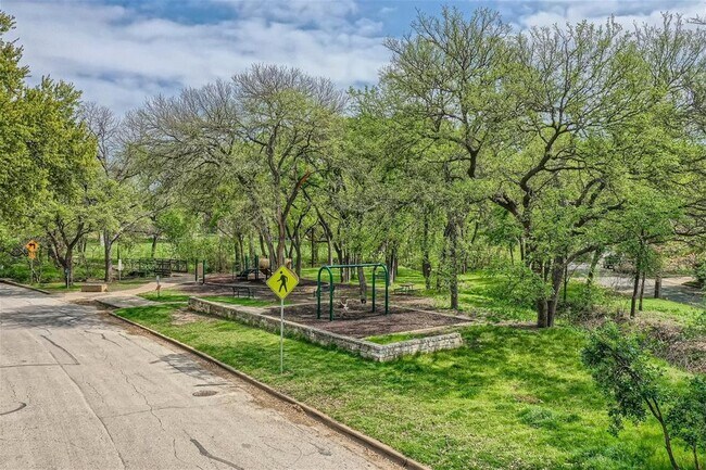 Building Photo - 2307 Tower Dr