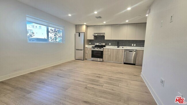 Building Photo - 1530 S Hayworth Ave