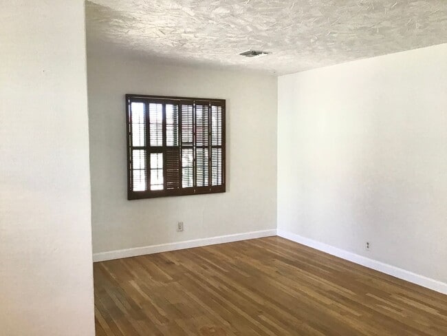 Building Photo - Modern, beautiful 3Bdrm, 2ba unfurnished i...