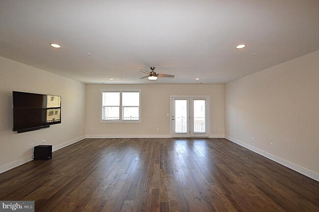 Building Photo - 44840 Tiverton Sq