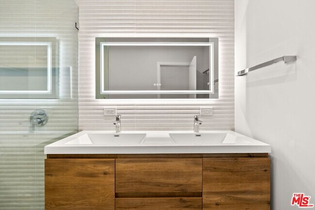 Building Photo - 4771 La Villa Marina