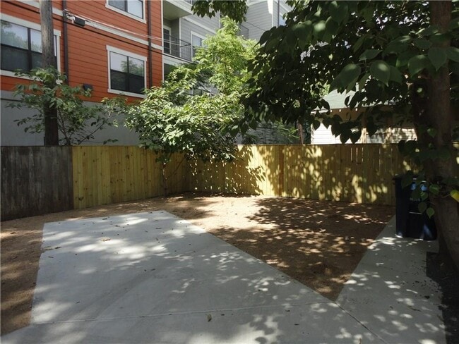 Building Photo - 707.5 Graham Pl