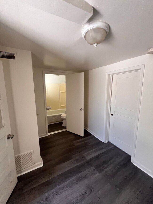 Building Photo - 2026/2027 JHU Homewood Off-Campus 6bd/3ba house w/ W/D. Available 6/6/2026