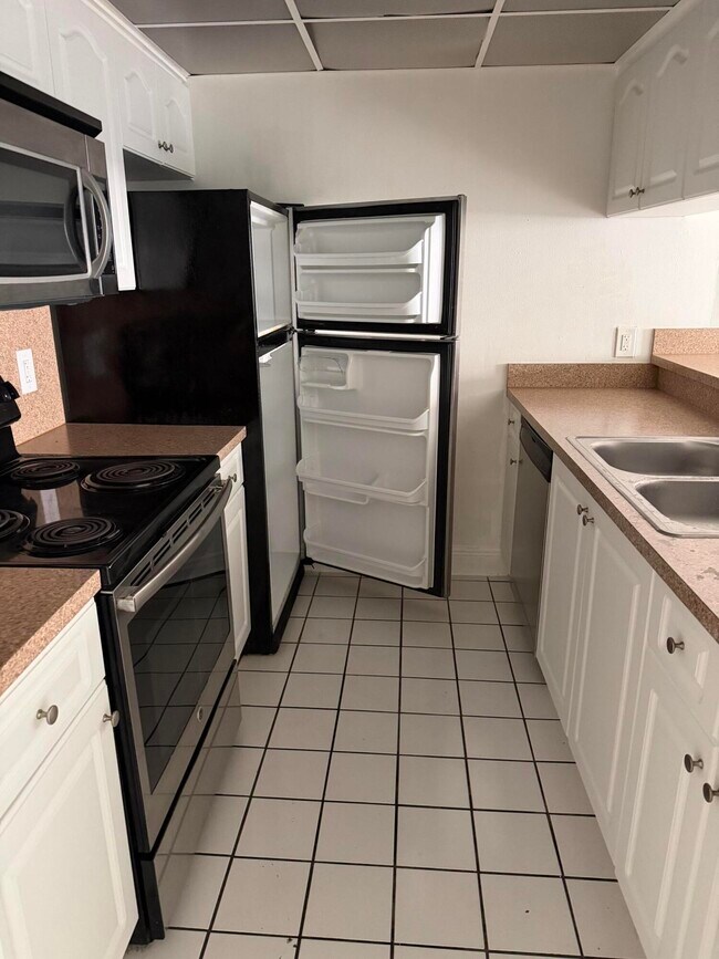 Building Photo - 8160 Geneva Ct