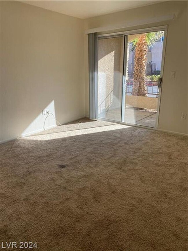 Building Photo - Cute Lower Level Condo