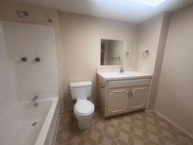 Building Photo - 1002 Juniper Springs Dr