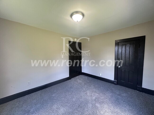 Building Photo - 17 Indiana-