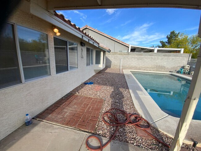 Building Photo - Single Story Henderson Home with 3-Car Gar...