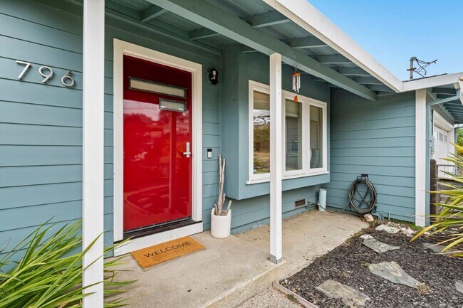 Building Photo - 796 Crespi Dr