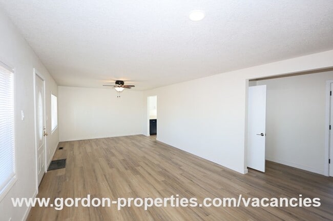 Building Photo - Saint Helens OR - upstairs flat 2 bedroom unit in duplex