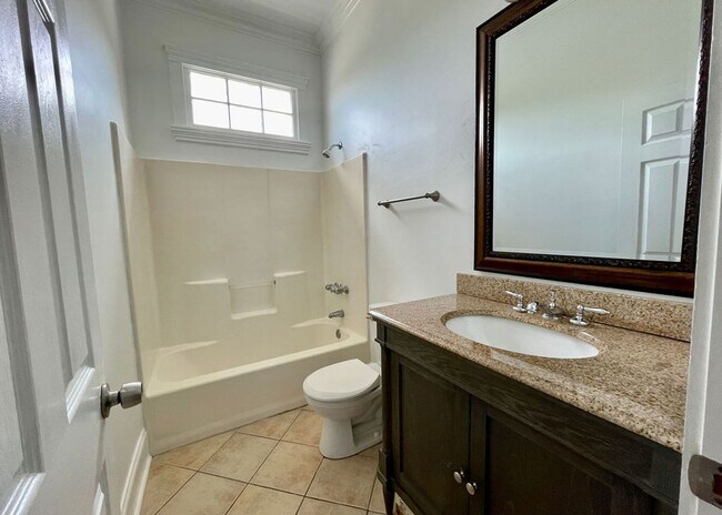 Building Photo - Available 8/1. Gorgeous 2 BR/1 BA Unit in the Historic East Side!