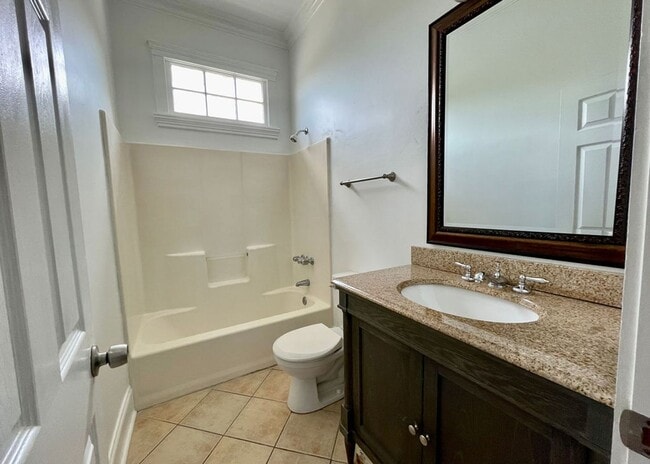 Building Photo - Available 9/1. Gorgeous 2 BR/1 BA Unit in the Historic East Side!