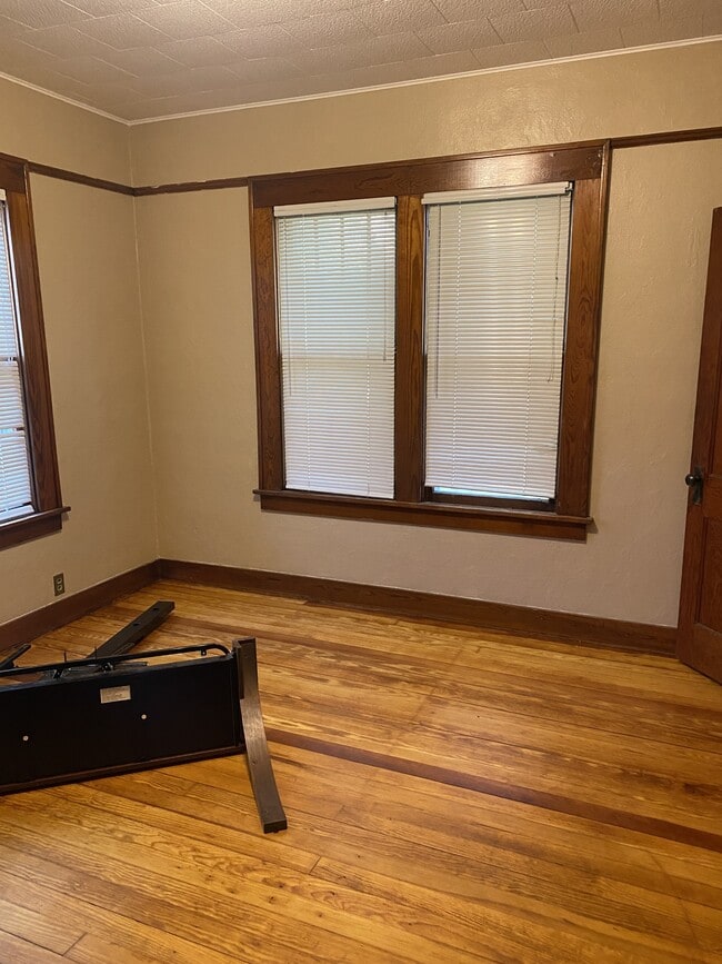 Building Photo - 817 W Walnut St