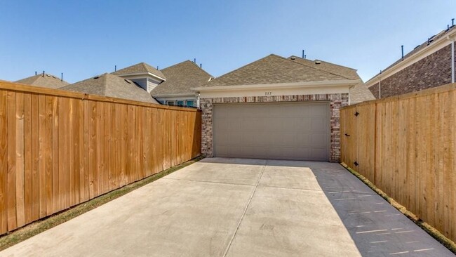 Building Photo - 337 Gleneagles Dr