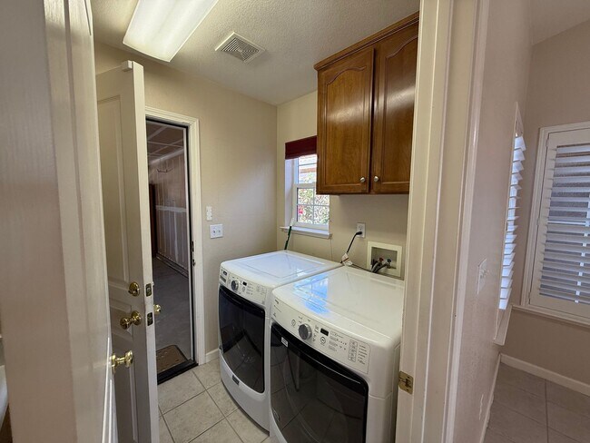 Building Photo - Single story home located in desirable northwest Modesto neighborhood!