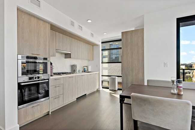 Building Photo - 2007 Vermont Ave NW