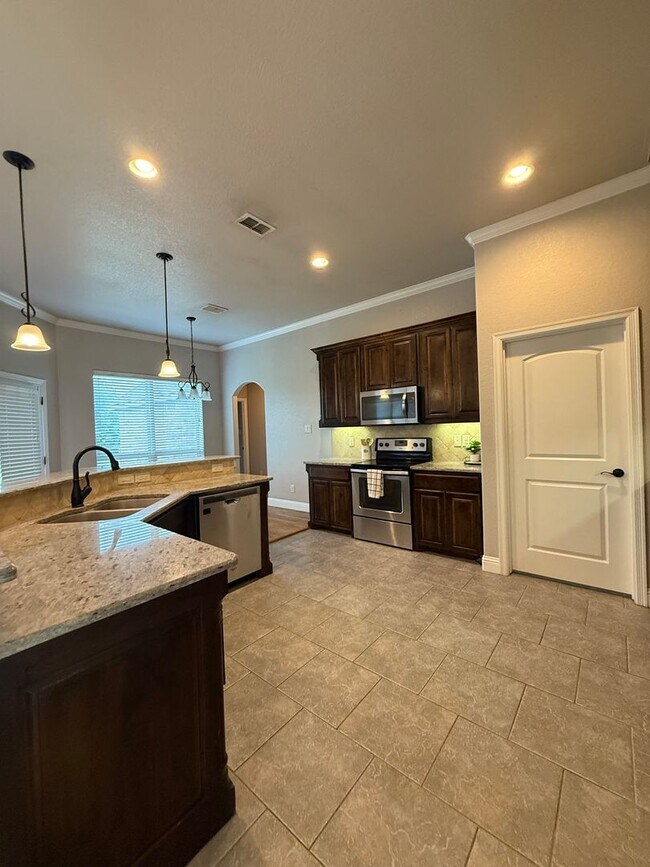 Building Photo - 3/2/2 - WATER + LAWN CARE Included + COMMUTER FRIENDLY