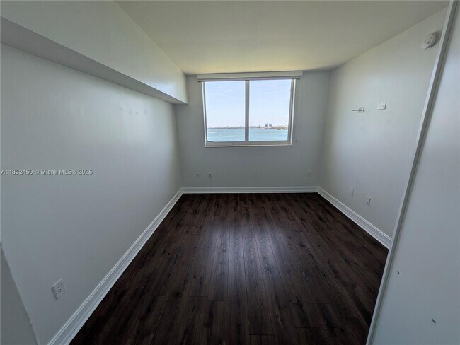 Building Photo - 1800 N Bayshore Dr