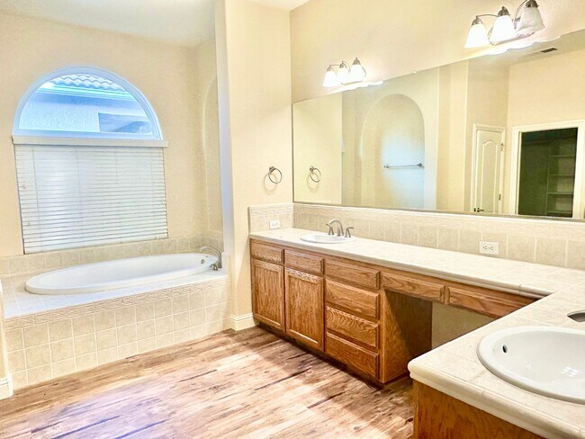 Building Photo - Stunning5 Bedroom North Fresno Granville