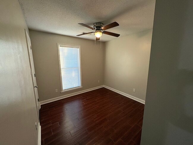 Building Photo - 103 Willow Green Dr