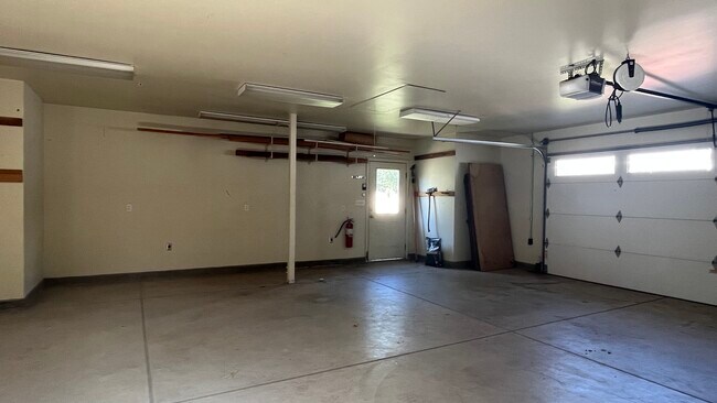 Oversized Garage - 1533 N Ontario St