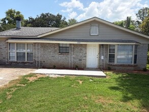 Building Photo - 3 bedroom and 1.5 bathroom