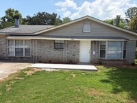 Building Photo - 3 bedroom and 1.5 bathroom