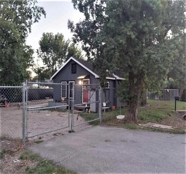 Building Photo - 4802 Ward St