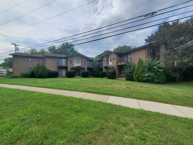 Building Photo - 24691 W Outer Dr