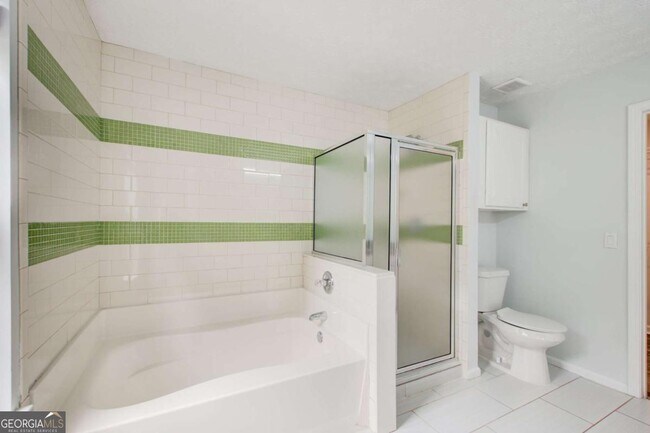 Building Photo - 2470 Stonegate Dr