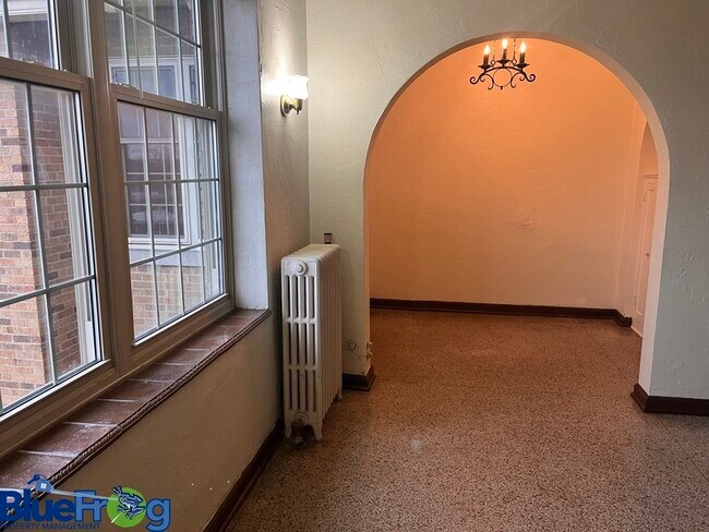 Building Photo - 425 S Monroe Ave