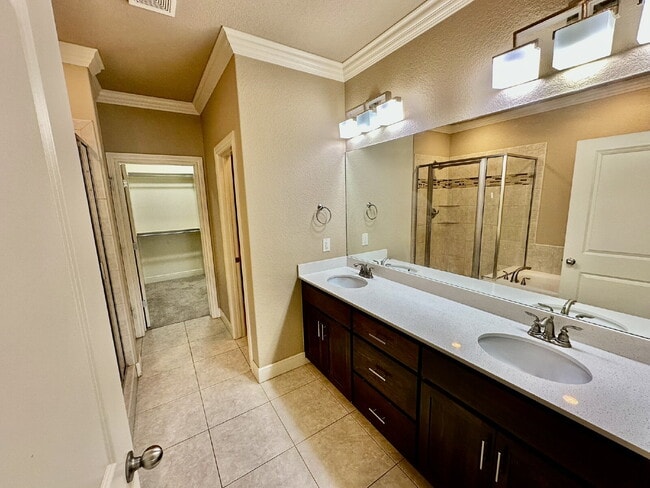 Building Photo - 6613 W Valley View Rd