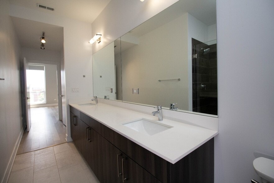 Building Photo - 1554 N Talman Ave