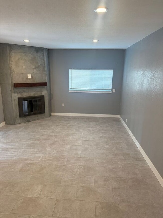 Building Photo - Charming 3 bedroom 2 bath home