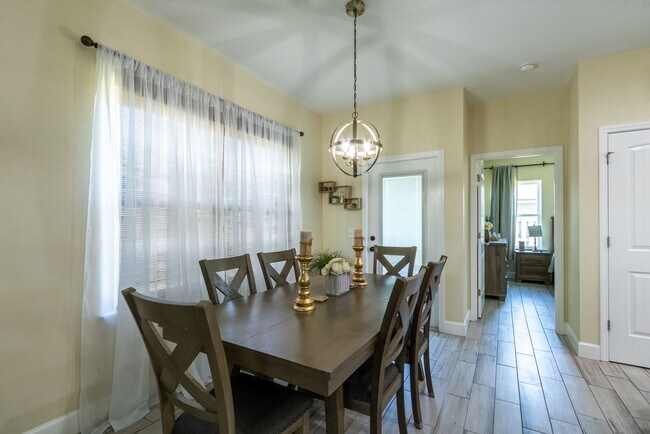 Building Photo - Spacious 3BR/2BA Home with Open Layout, Is...