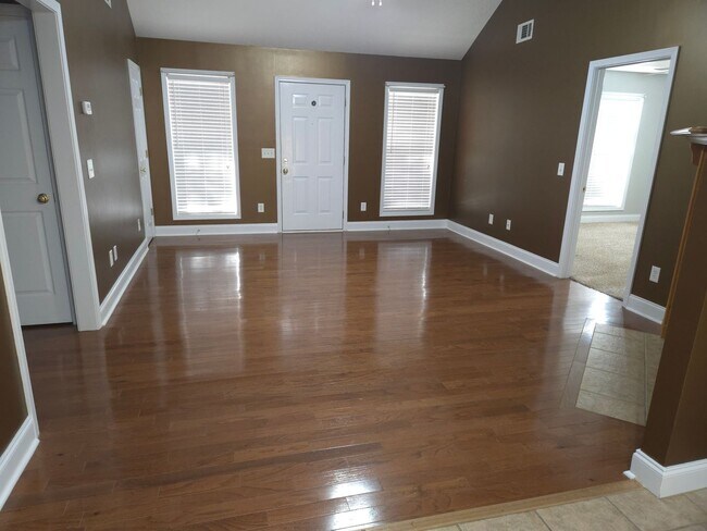 Building Photo - FOR RENT in NORTH COLUMBUS! Available NOW!