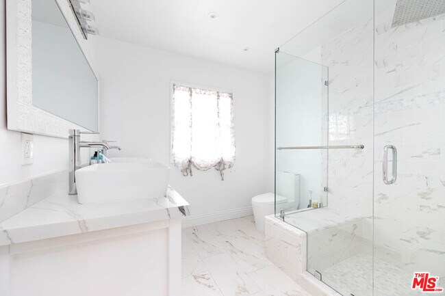 Building Photo - 1110 W Muirlands Dr