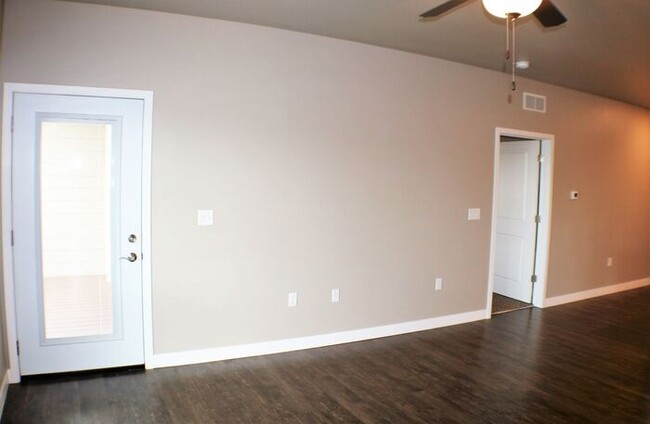 Building Photo - $1,325 | 1 Bedroom, 1 Bathroom Condo | Pet...