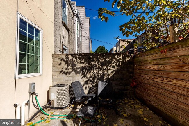 Building Photo - 1331 S Dover St