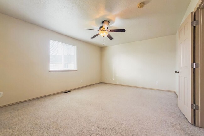 Building Photo - Charming 2 Bedroom Home with Modern Comforts and Pet-Friendly Living - Available NOW!